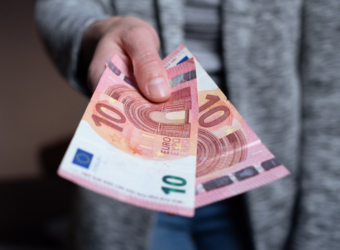 Bollettino postale e anziani: come affrontare il cambiamento digitale nel 2025