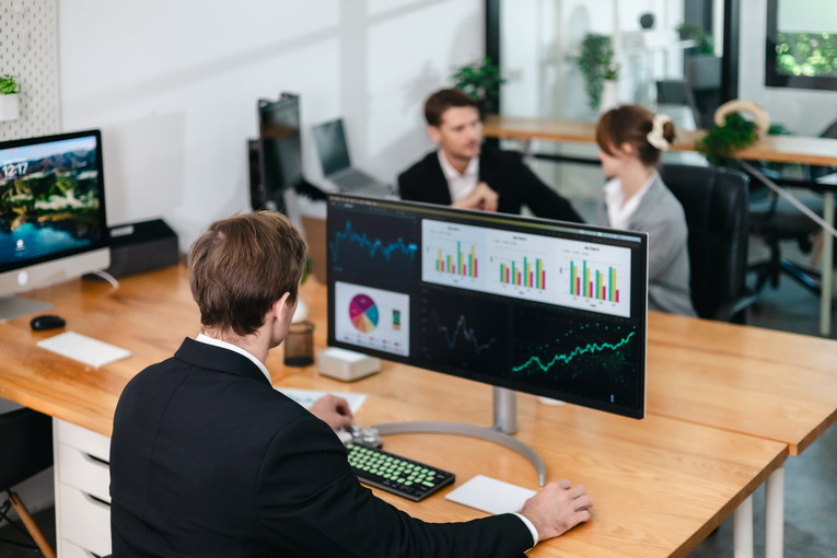 Normative e regolamentazioni sul trading online nel 2025